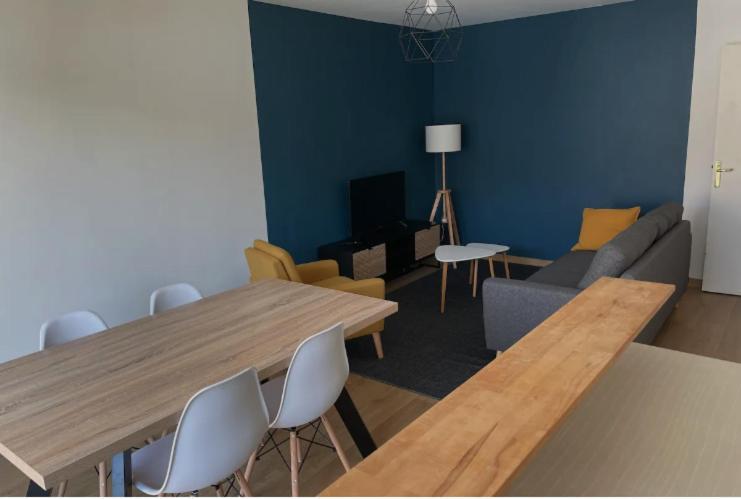 2 - 50m De La - Parking Apartment